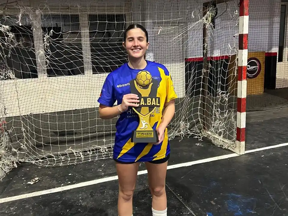 Federika González con el trofeo de campeona en Acha