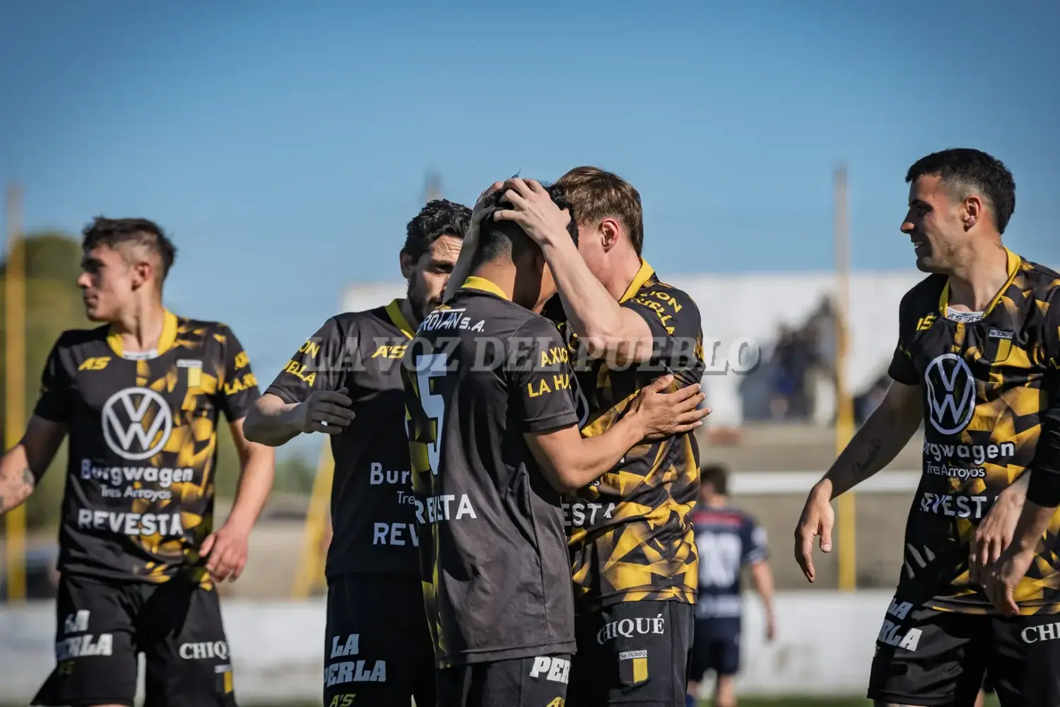 Alegría pura en Olimpo tras el golazo de Kevin Vergara para el 1 a 0 parcial (Foto: Ale Zygal)