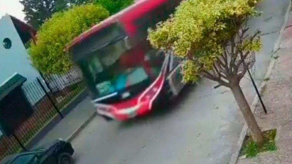 Un nene de 12 años se robó un colectivo, lo manejó más de 30 cuadras, chocó contra dos autos y lo dejó abandonado