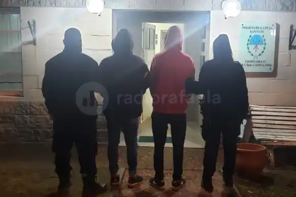 En la madrugada, andaban paseando con una rueda de auto por la calle