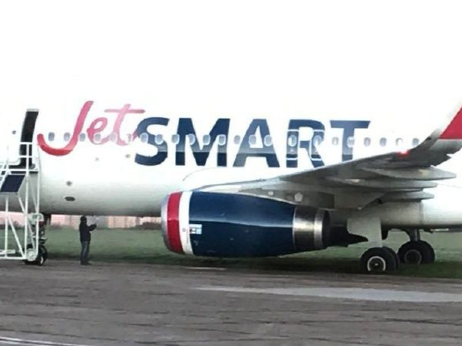 Un avión de JetSmart salió de la pista y se encajó en el barro en el aeropuerto de El Palomar
