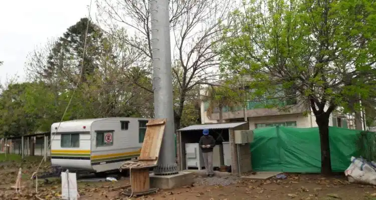 Instalan antena de telefonía en la barranca