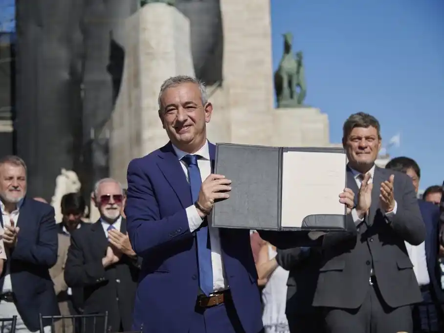El intendente Pablo Javkin encabezó la ceremonia y destacó que la declaración es "un sueño de grandeza, un acto de necesidad". Crédito: Corresponsalía Rosario.