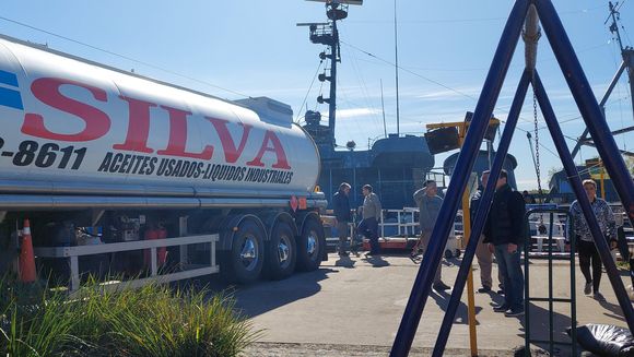Buque Museo escorado: camión cisterna retira combustible de la sala de máquinas, donde trabajan los buzos