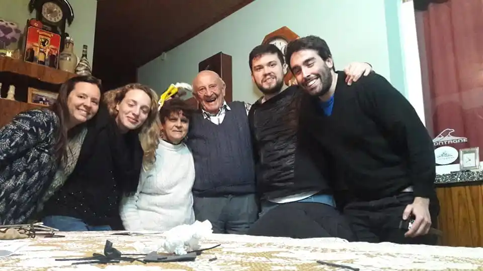 Un seguiense recibió una prótesis de mano impresa en 3D