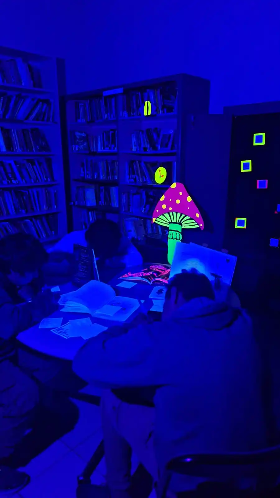 Una propuesta diferente para acercar a los adolescentes al clásico de Lewis Carroll.