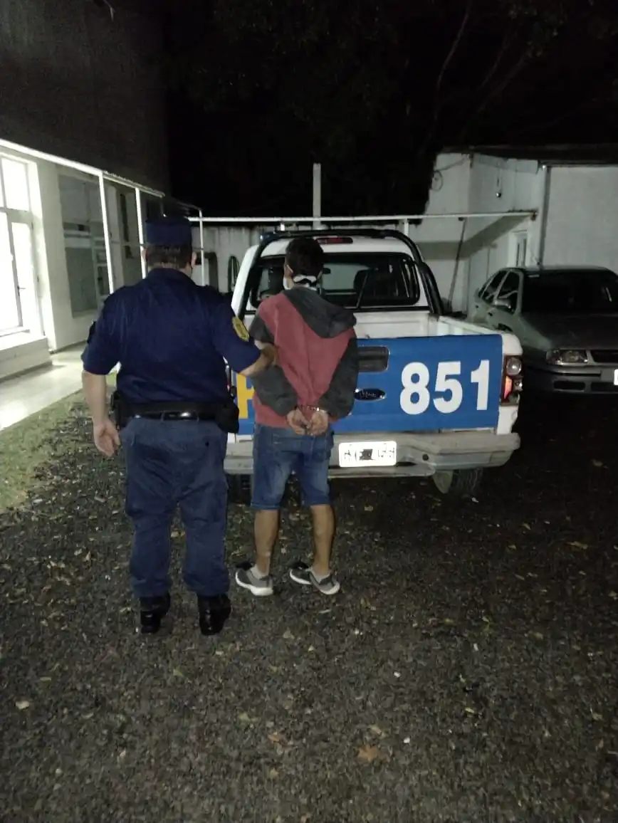 Con un golpe de puño redujo al ladrón armado con un cuchillo