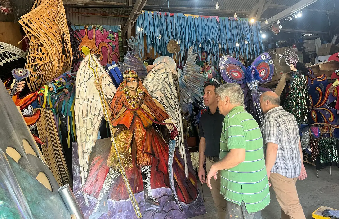 Visita.  El intendente Arturo Rojas visitó el galpón donde se preparan elementos para el Festival