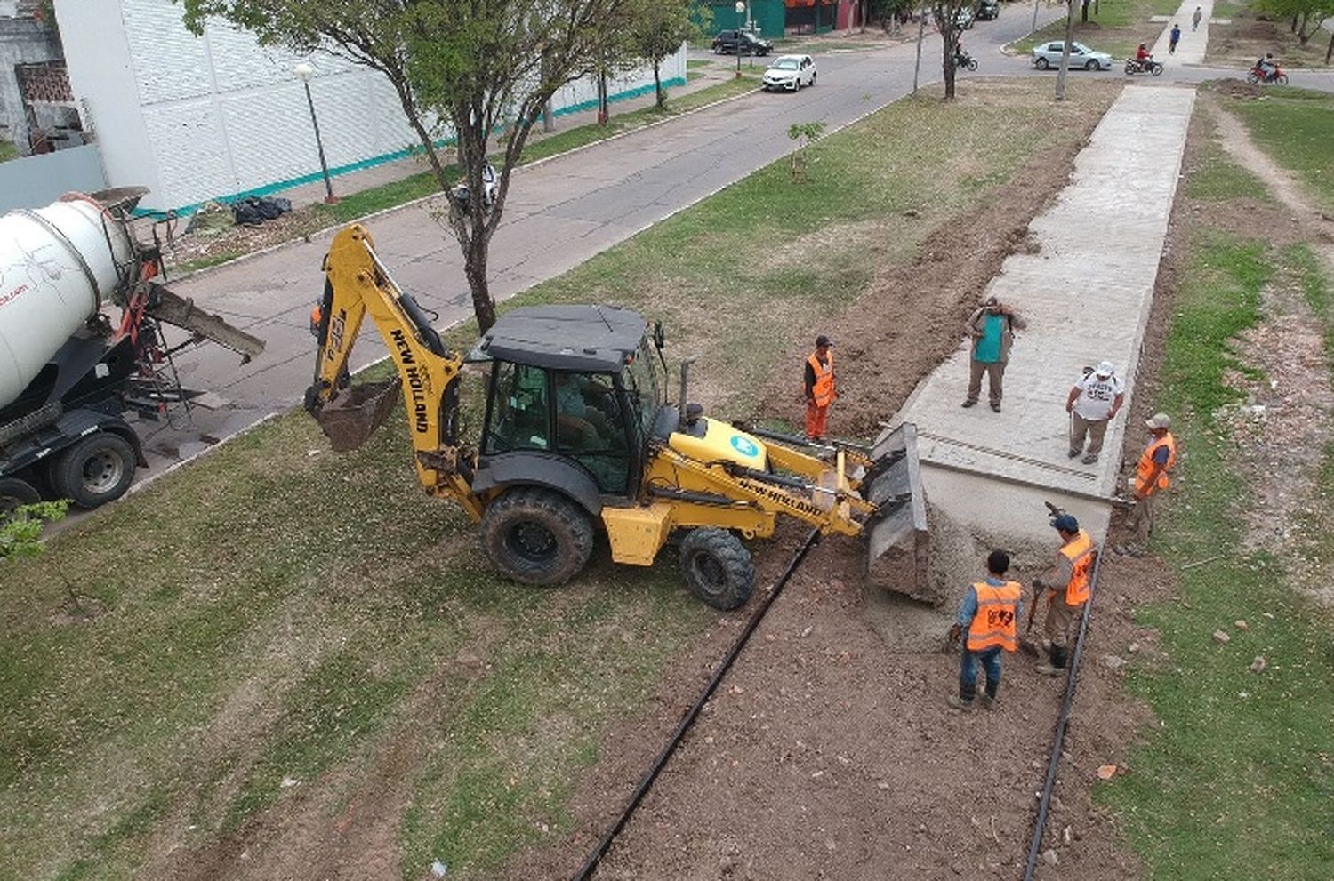 Avanza con la construcción de senderos sobre la avenida Pantaleón Gómez