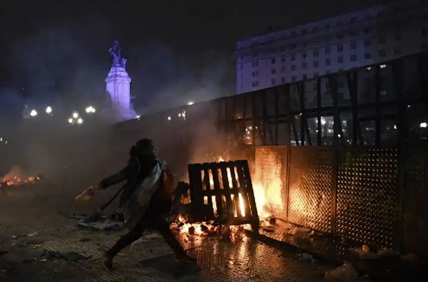 Incidentes en las afuera del Congreso tras el rechazo a la legalización del aborto