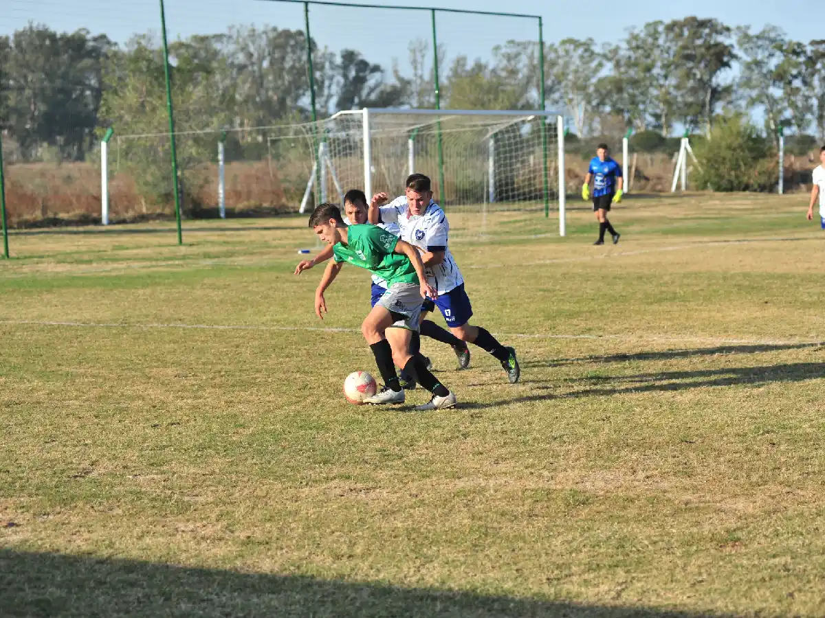 El clásico no tuvo dueño; Devoto goleó a domicilio