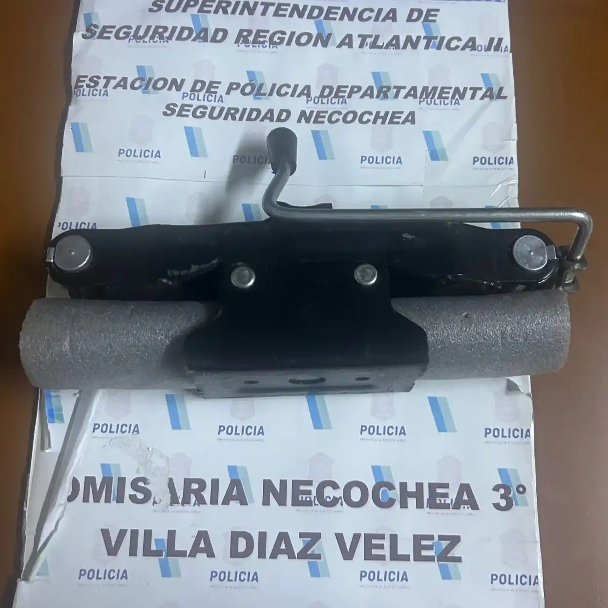 Se le secuestró entre sus prendas una herramienta tipo crique de carga color negro