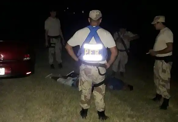 Dos peruanos fueron detenidos por cargar nafta y escapar sin pagar