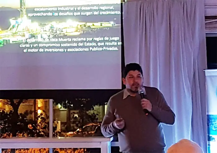 Charla sobre logística  en la cena de la Caproq