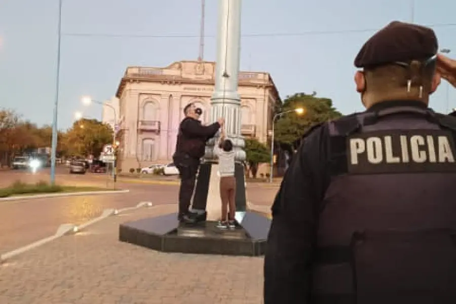 Con honor: un niño acompañó y participó en el arrío de la bandera nacional frente a la jefatura