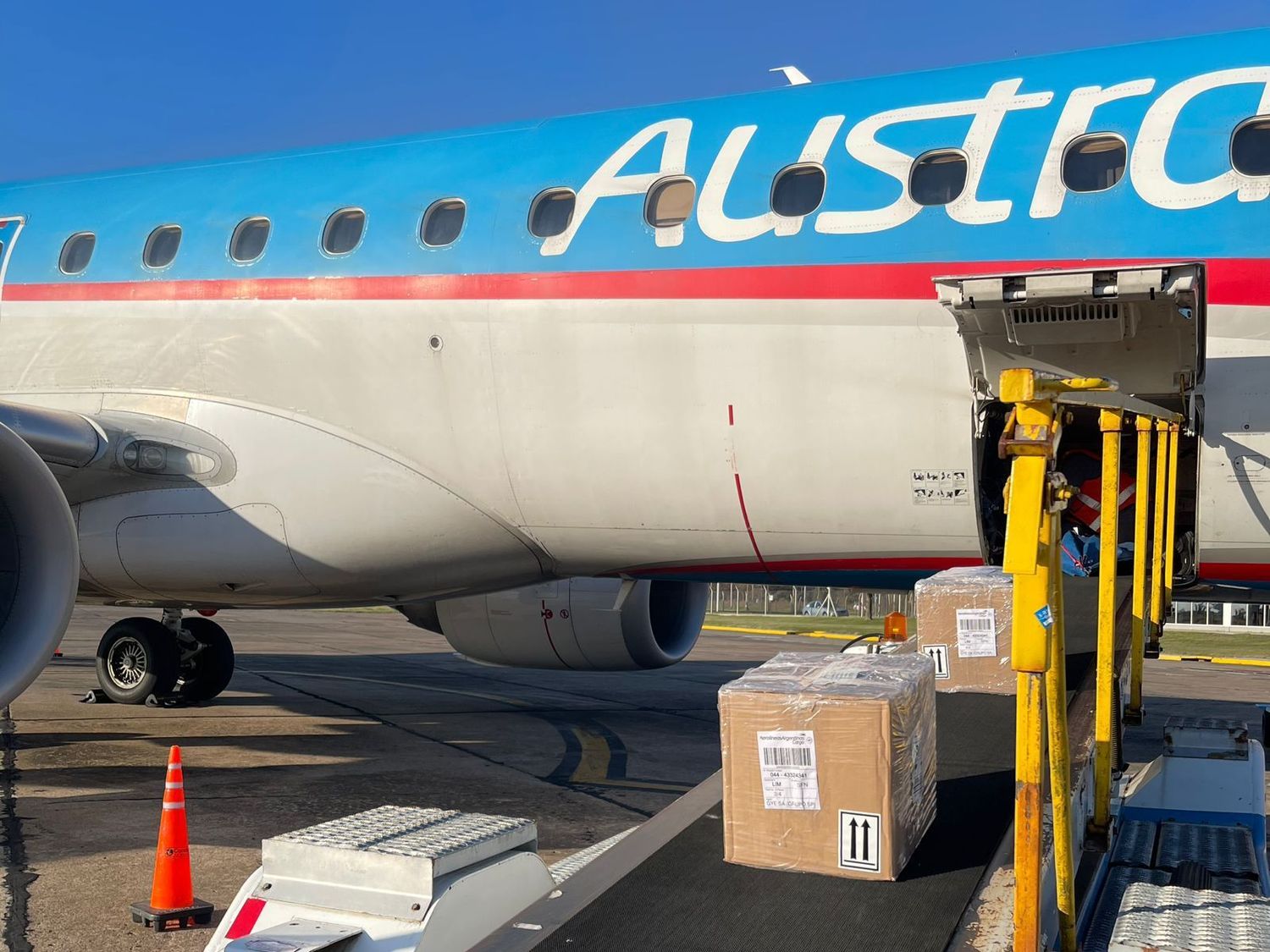 Carga en un Embraer E190 de Aerolíneas Argentinas - Sauce Viejo - 21AGO2025