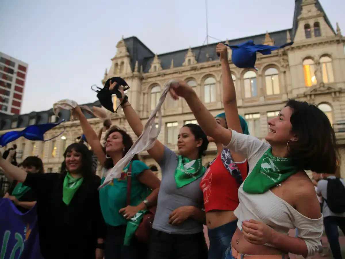 "Corpiñazo" frente en apoyo a alumna reprendida por no usar sostén