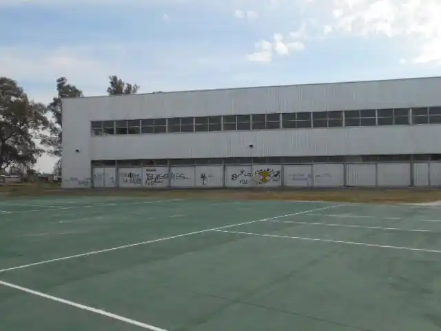 Volvieron a vandalizar el Polideportivo: rompieron el techo, robaron y orinaron dentro