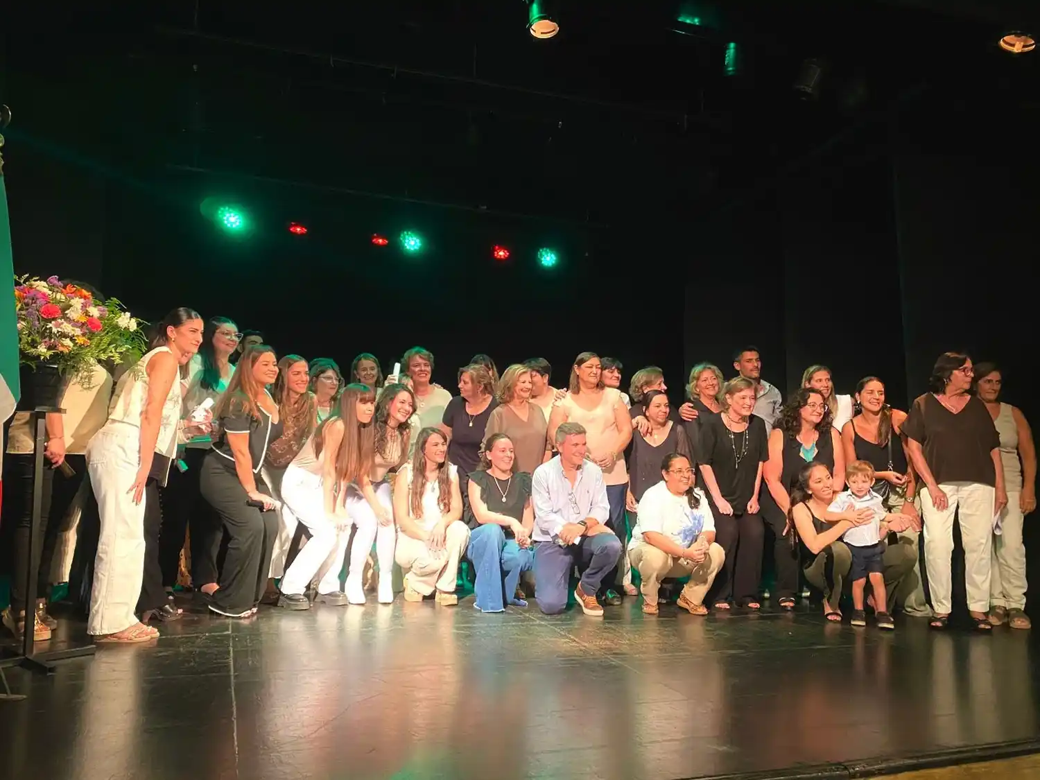 Integrantes del taller de italiano, junto a la profesora Tamaño, posan para las cámaras.