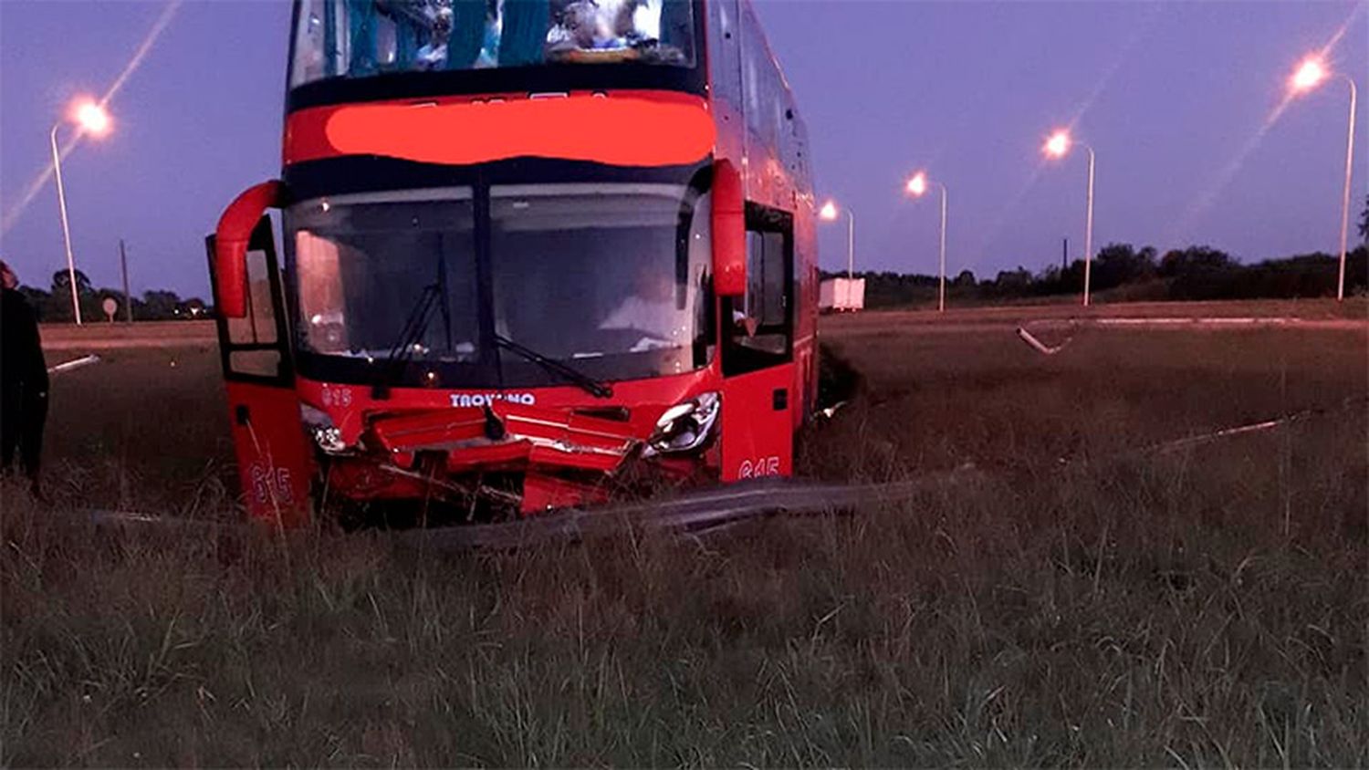 Despistó un colectivo en Ruta 14: cinco pasajeros fueron hospitalizados