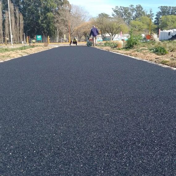 Colocan el piso en la pista de atletismo: "Va a ser un faro del desarrollo del deporte"