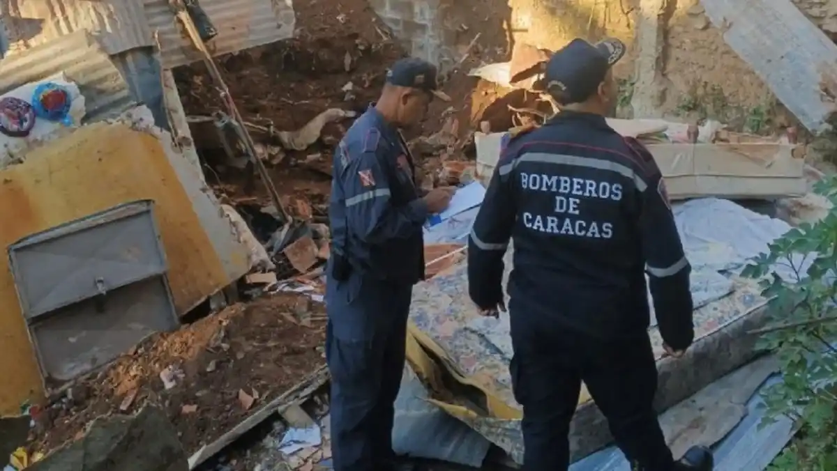 TRAGEDIA: muere una adolescente tras desplomarse dos viviendas en Caricuao