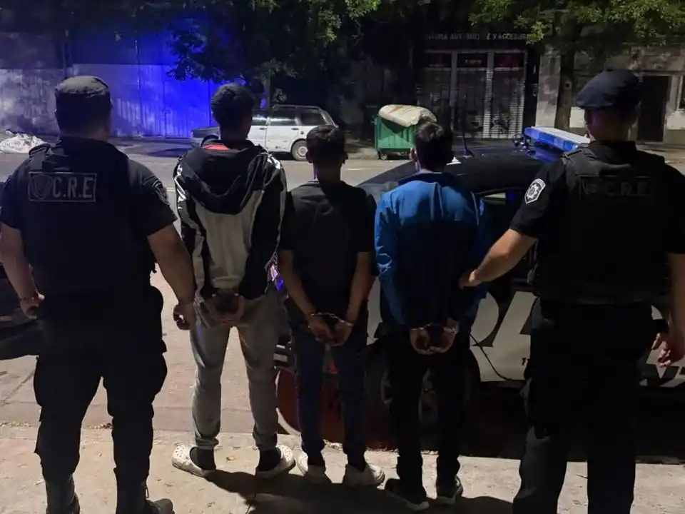 Cinco detenidos sospechados de amenazar de muerte a una familia con un arma.