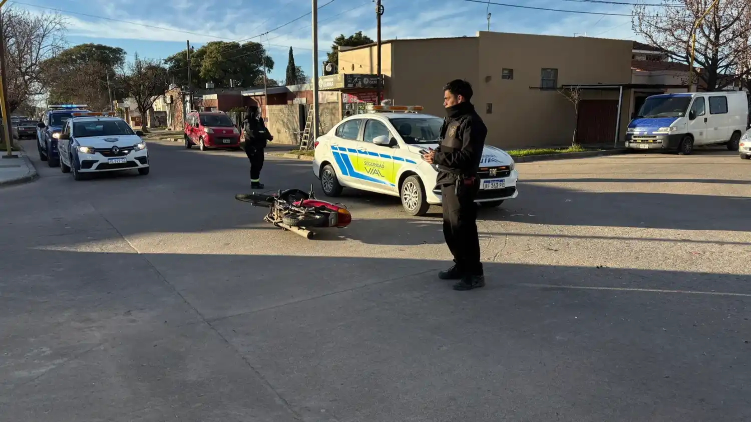 Una motociclista sufrió una fractura en una mano tras chocar con un auto
