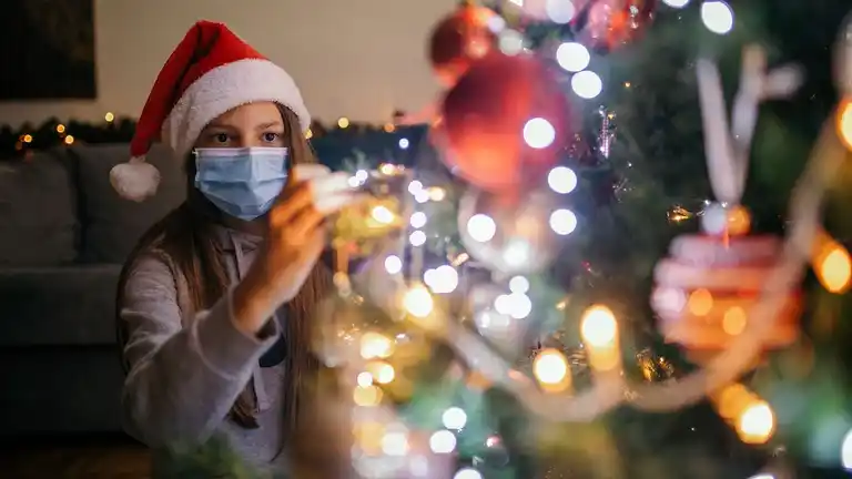 Contagios y reuniones de fin de año: cómo impacta la suba de casos de COVID, gripe y bronquiolitis en América Latina