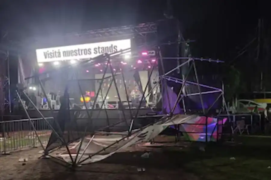 Horror en la Fiesta Nacional de la Música en Santa Fe: una mujer murió tras el derrumbe de un escenario debido a los fuertes vientos