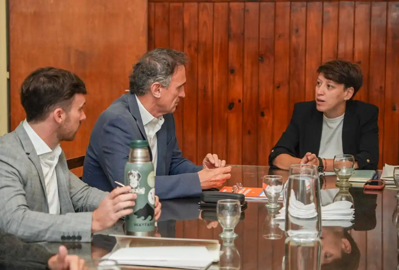 El ministro de Infraestructura y Servicios Públicos de la Provincia de Buenos Aires, Gabriel Katopodis con la intendenta de Chaves Lucía Gómez