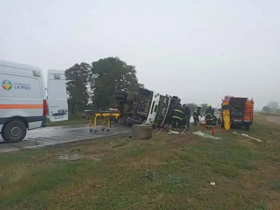 Un camión que llevaba combustible volcó en La Para y murió el chofer.