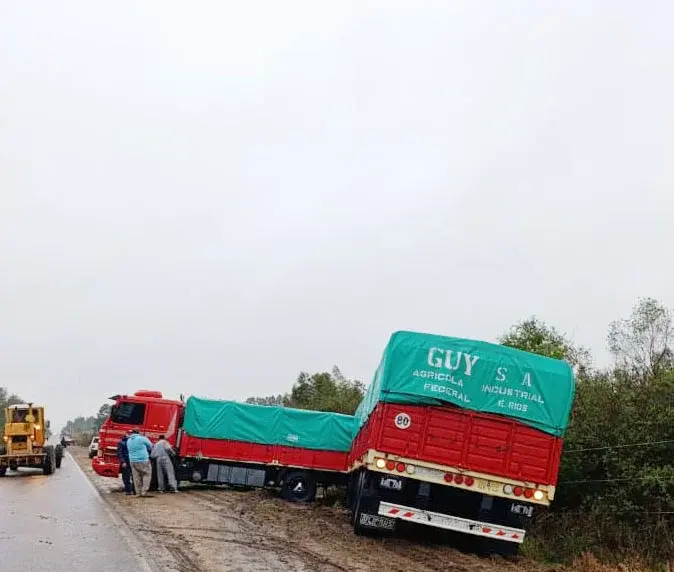 Despiste de un camión en la Ruta Provincial 4: conductor ileso