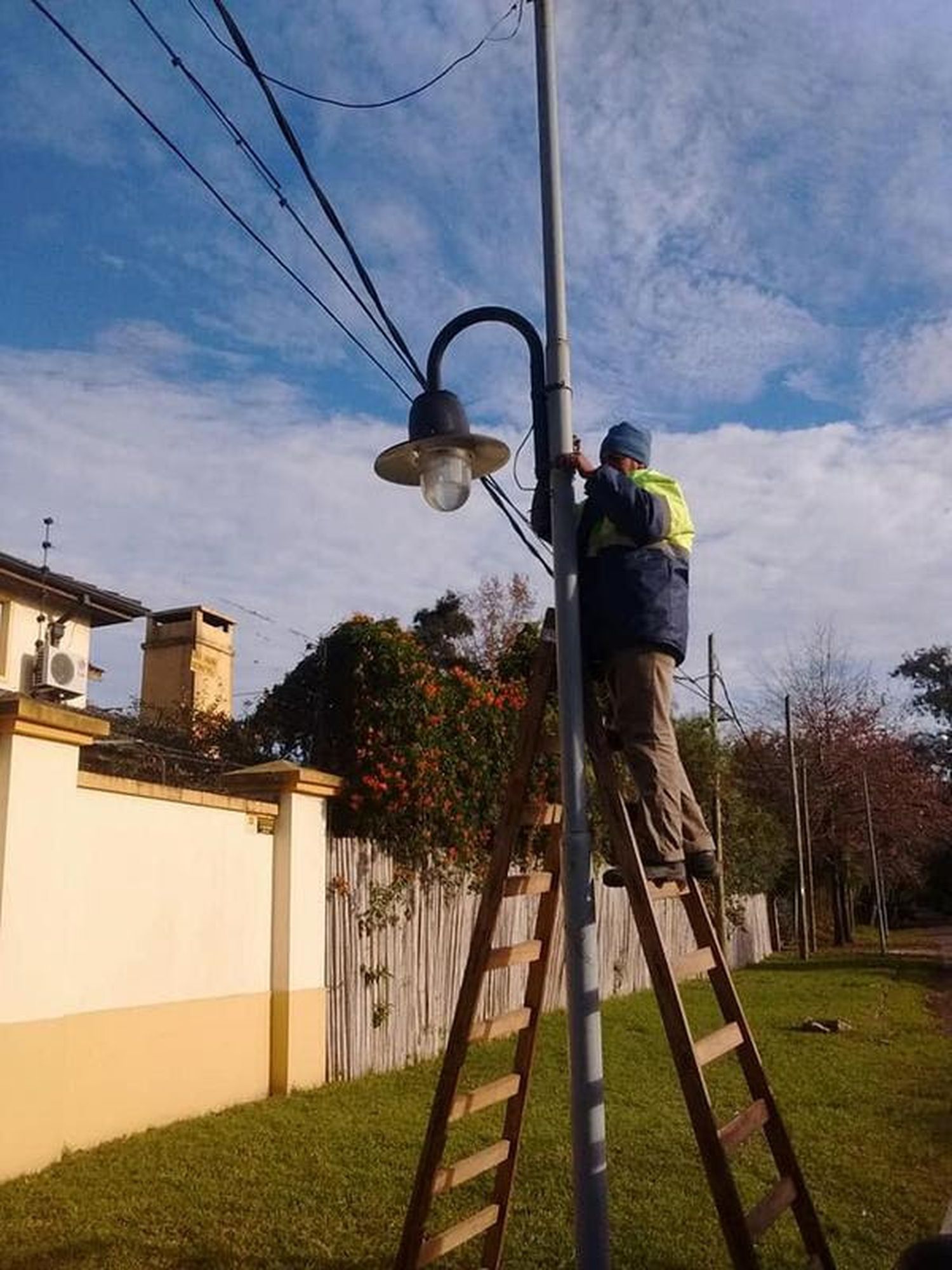 Tigre: Continúa la colocación de luminarias en veredas de Don Torcuato Oeste