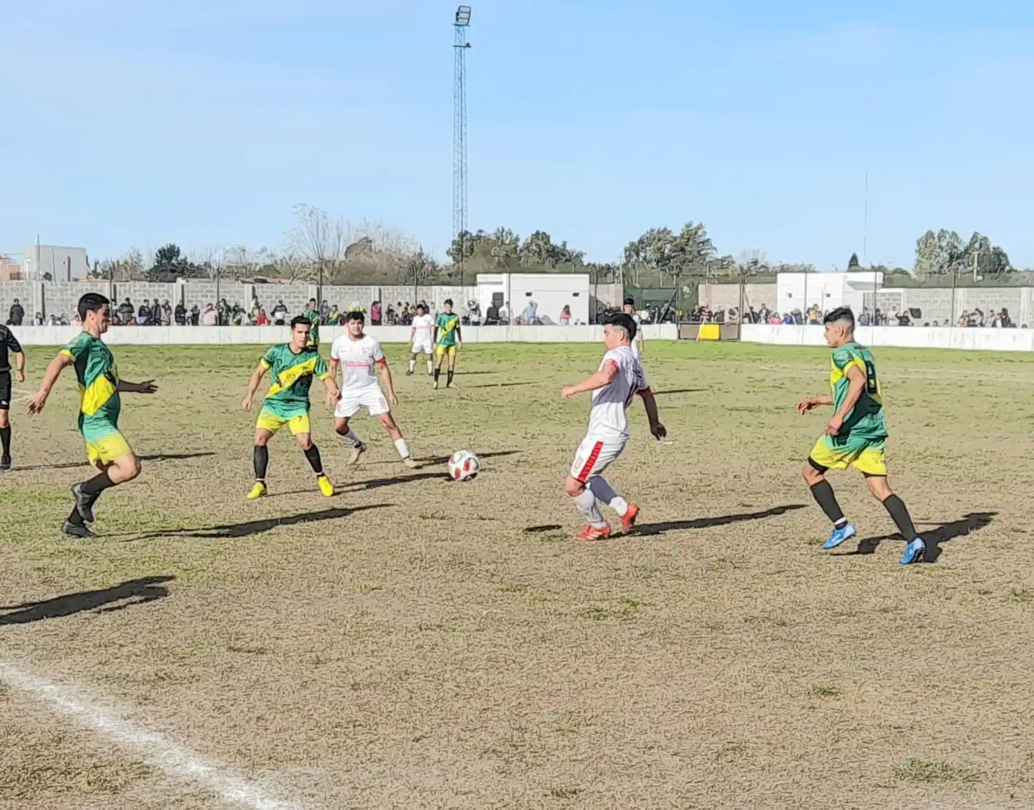Urquiza se quedó con tres valiosos puntos al superar a Barrio Norte por 1-0 con gol de Matías Giménez. El bicampeón sigue sufriendo mal de ausencias y el DT C. Mallarino actuó con varios juveniles.