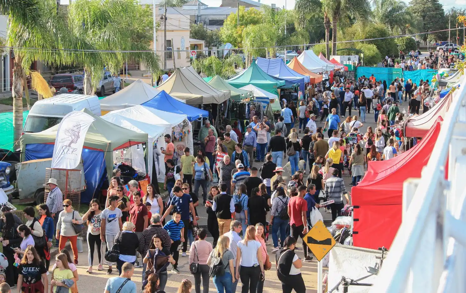 El gobernador estuvo en Maciá y llamó a trabajar para agregarle valor a la producción de la miel