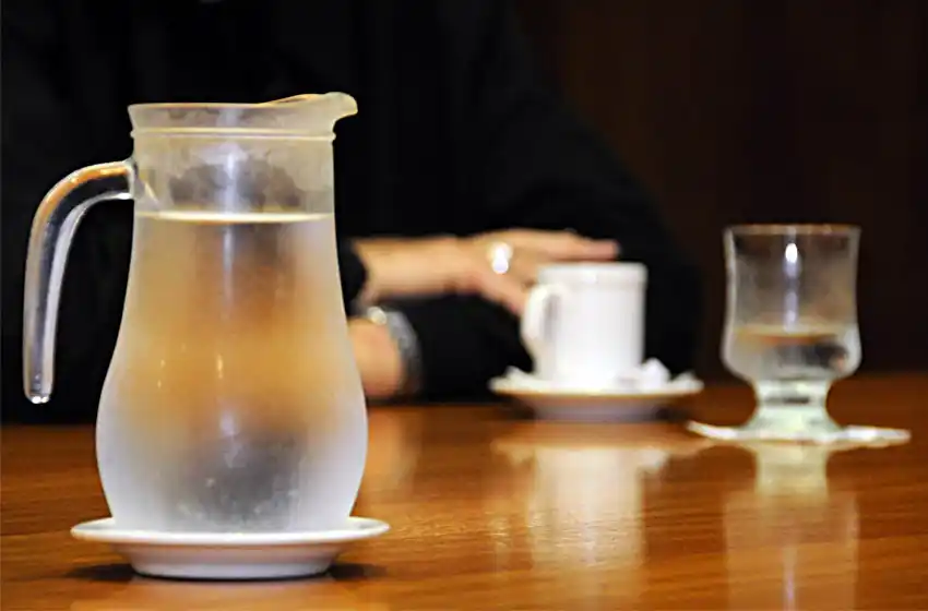 Jarra en los bares: gastronómicos piden que el derecho al agua no solo se garantice a los comensales