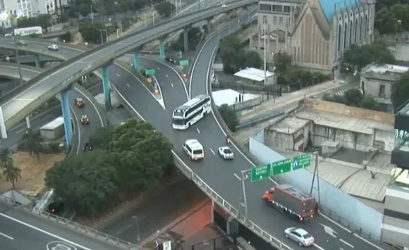 Video: Un micro de dos pisos se metió de contramano por la Autopista 25 de Mayo