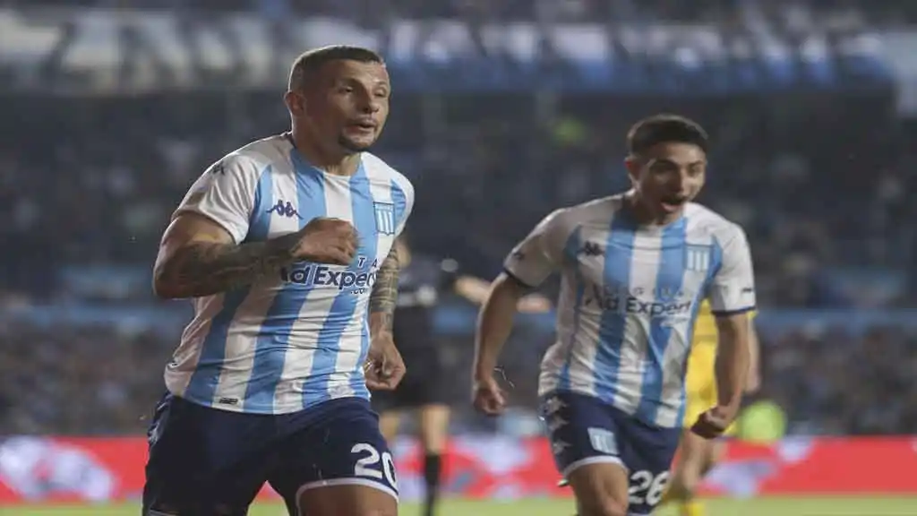 Emiliano Vecchio festeja su gol