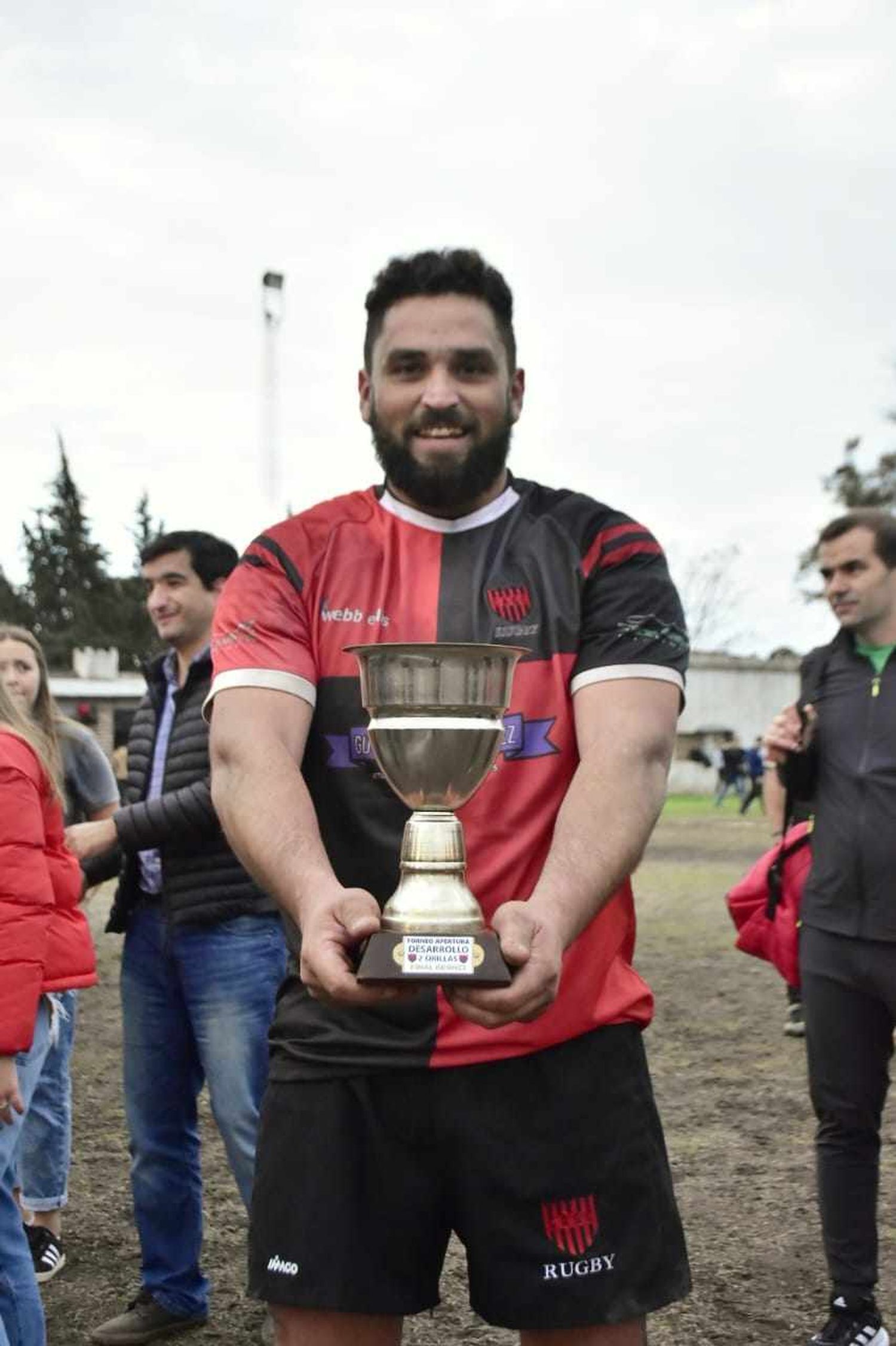 A pura emoción, jugando a full en cada try, en cada tackle, poniendo lo que hay que poner en cada línea, Gualeguay Central se quedó con el bronce y esta copa ya engalana las vitrinas de institución rojinegra.