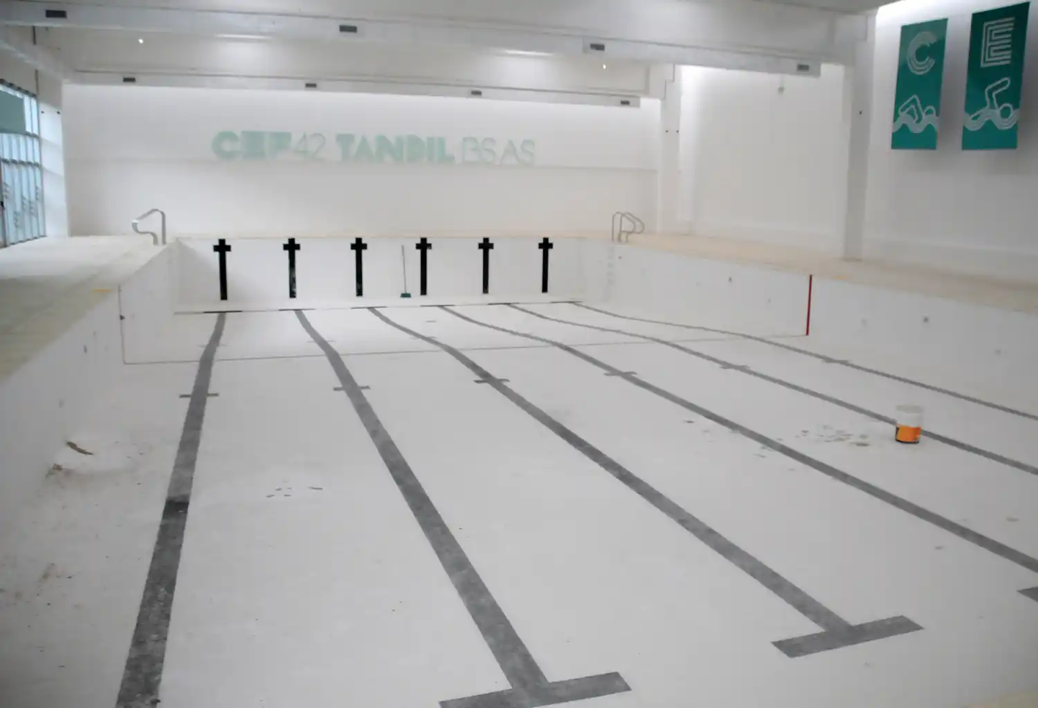 Las piletas del CEF 42, ahora vacías, se inauguraron más tarde de lo debido por las demoras de la empresa constructora inicial