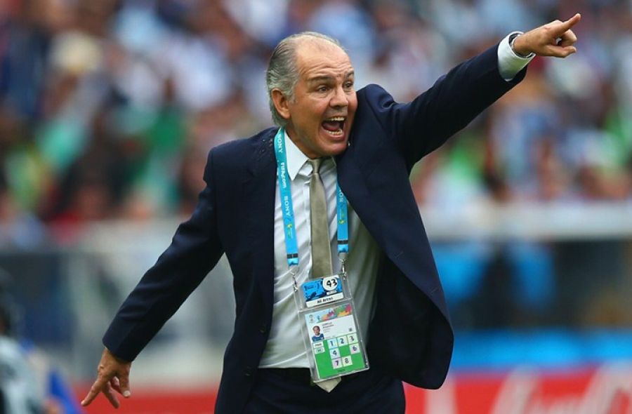 Homenajeado en el Congreso, Sabella no confirmó si sigue o no en la Selección