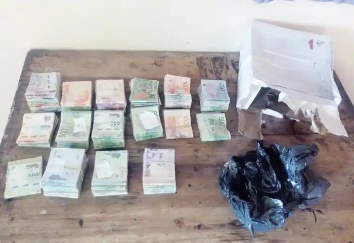 Viajaba con 400.000 pesos en un taxi  