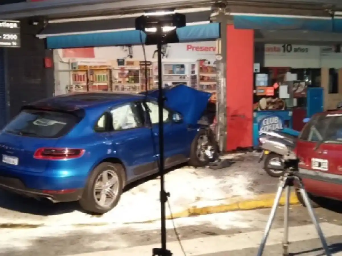 Menor de 15 años manejaba un Porsche y lo chocó contra un maxikiosco 