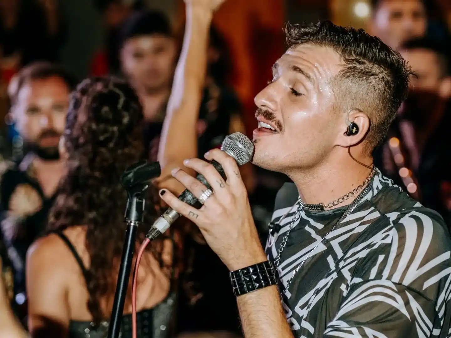 Nacho Poli comenzó a cantar a los 14 años y hoy es la voz de la banda Vieja Minga