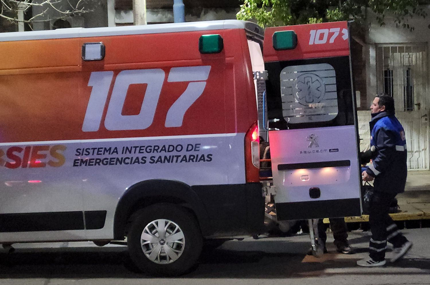 Atraparon a un adolescente que golpeó a dos hombres, agredió a su padre y protagonizó disturbios