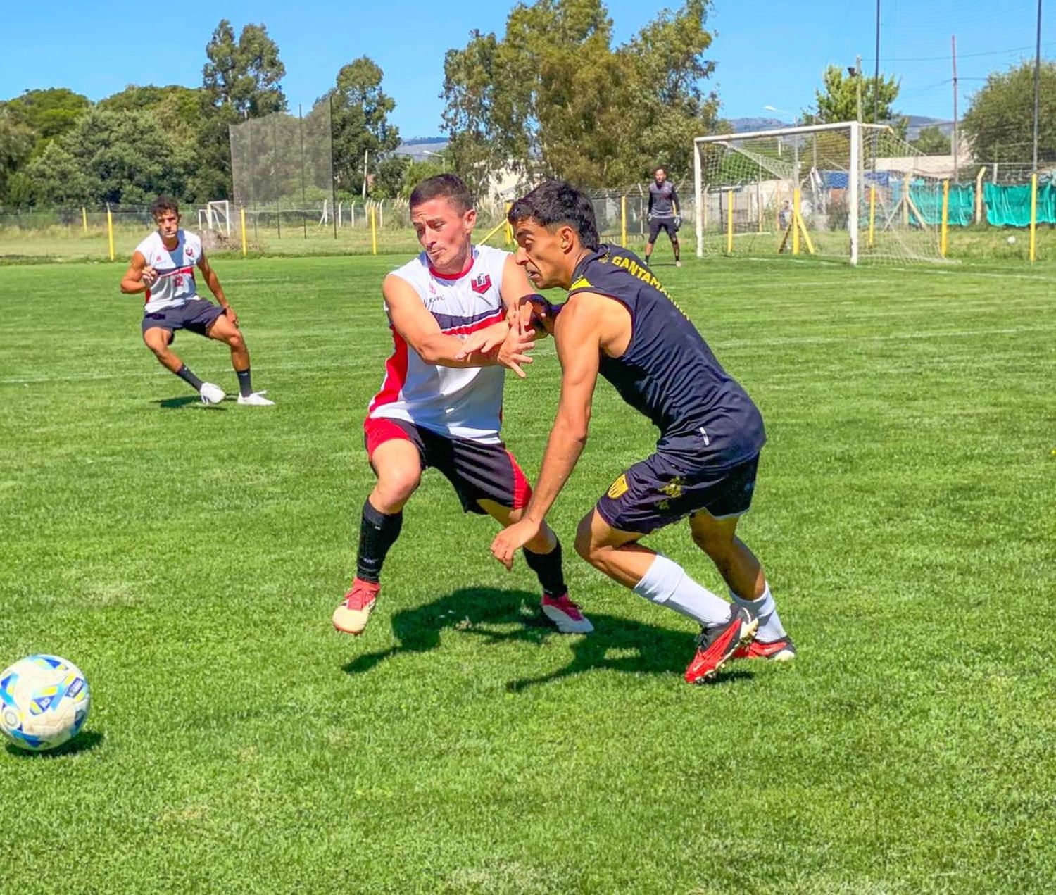 FOTO @CLUBSANTAMARINA Valle y Tus, cuerpo a cuerpo en la parte de la práctica entre Independiente y Santamarina.