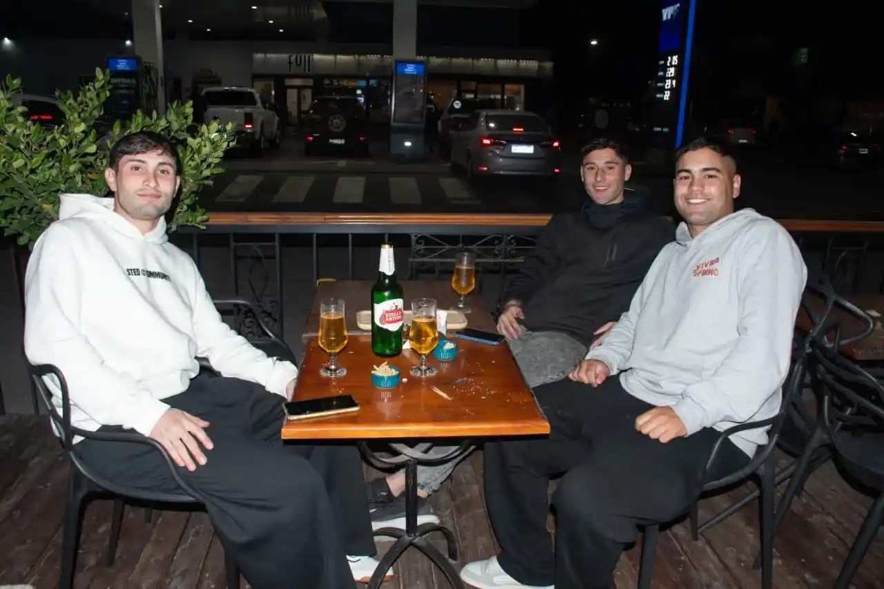 Tomás, Alex y Agustín. Luego de su jornada laboral estos amigos fueron a tomar y picar algo a Cartagena.