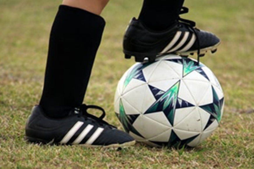 Dos jugadores de fútbol de una liga entrerriana no podrán jugar por estar denunciado por violencia y deuda de cuota alimentaria