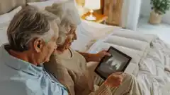 Niños y adultos mayores frente a las pantallas